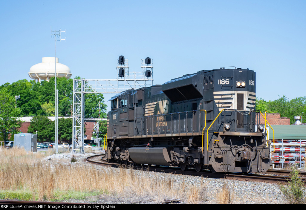 NS 1186 backs down the north leg of the wye